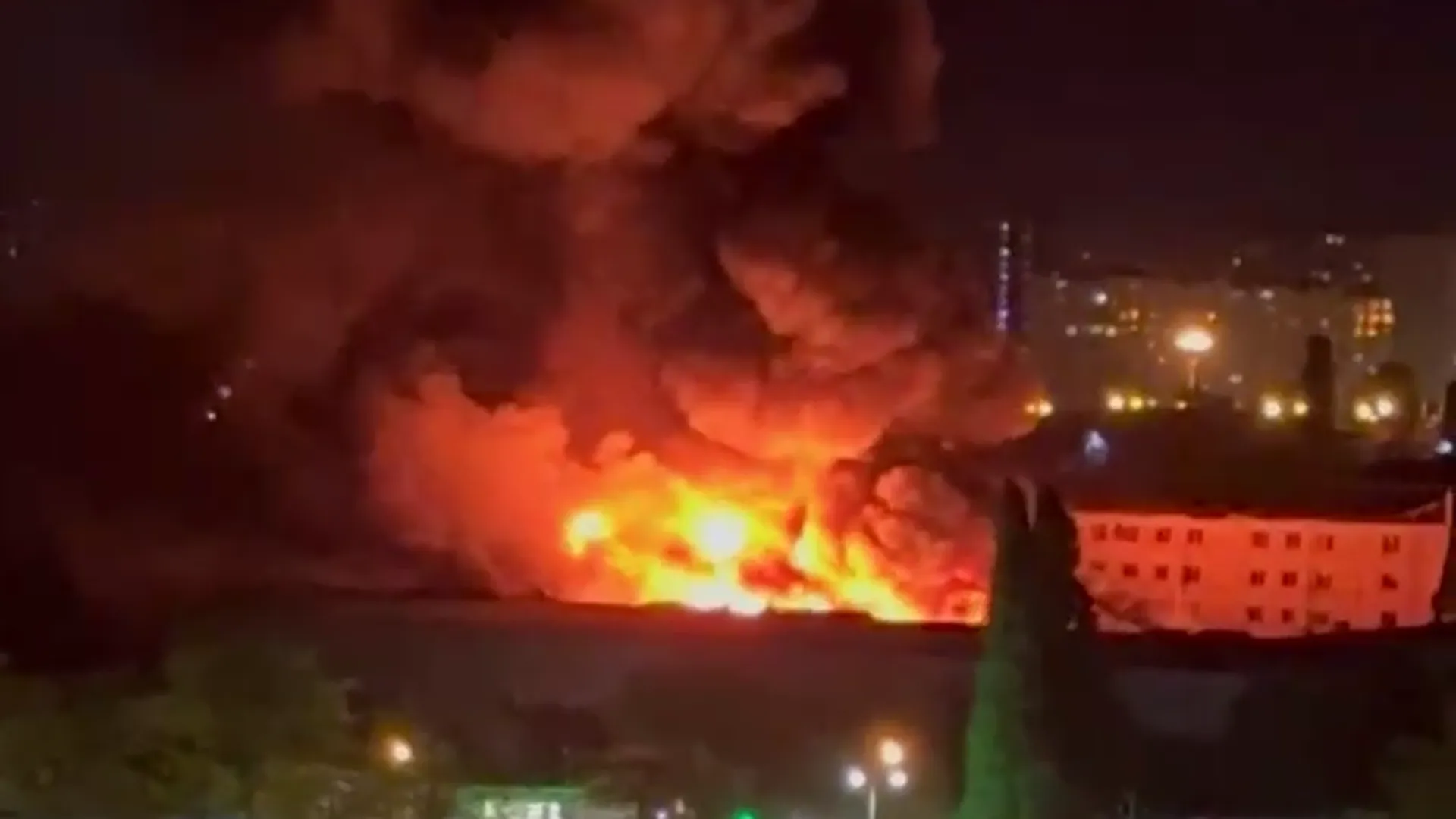 Mash: сильный пожар начался в Одессе после взрывов на складах «Новой Почты»