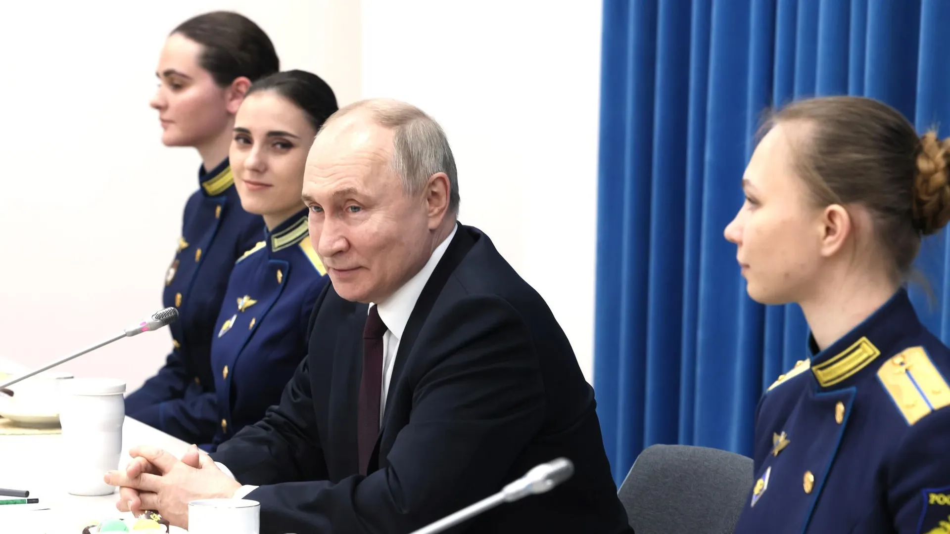 Путин лично поздравил выпускниц Краснодарского авиационного училища с 8 Марта