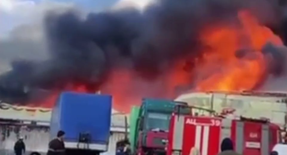 Площадь пожара на складе с поликарбонатом в Подмосковье достигла 1 тыс кв м