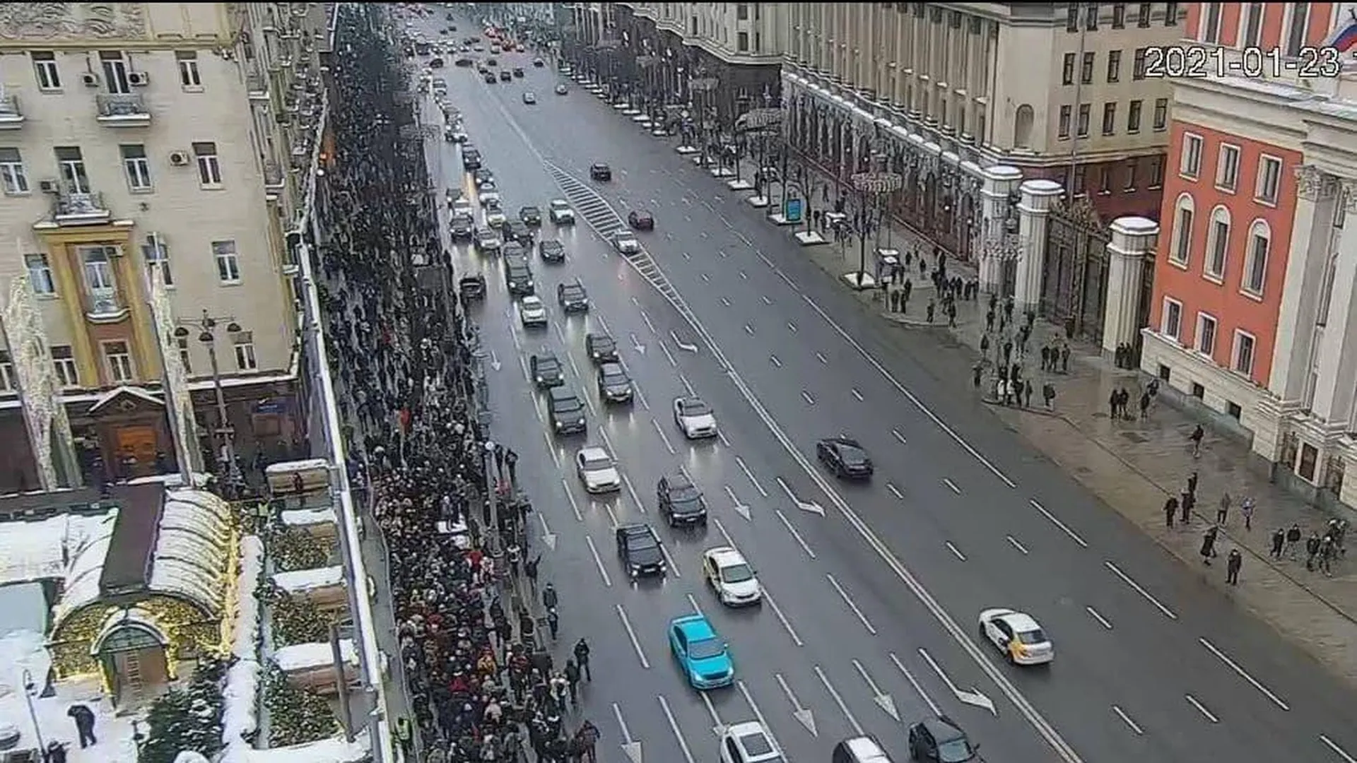 Движение на некоторых улицах в центре Москвы затруднено из‑за скопления  людей | РИАМО