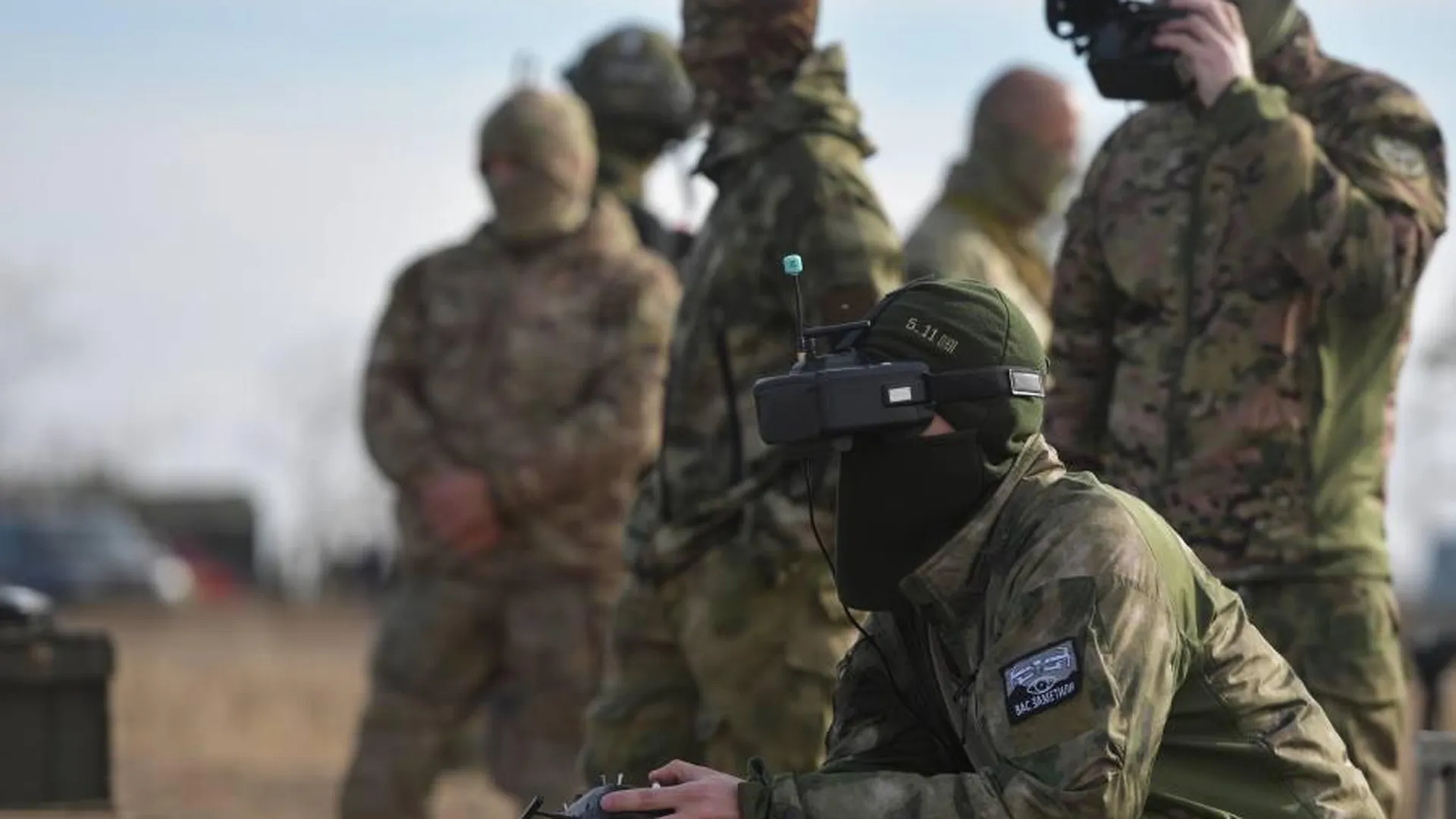 Военнослужащий ВС РФ проходит обучение по полетам на ударных FPV-дронах