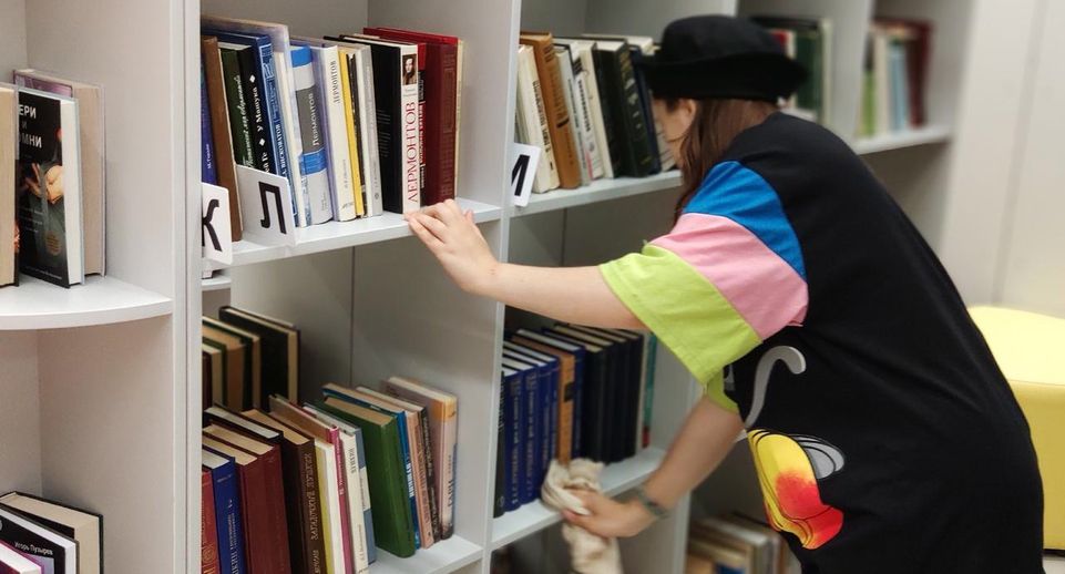 Волонтеры из «Движения первых» помогли Центральной библиотеке Ленинского округа