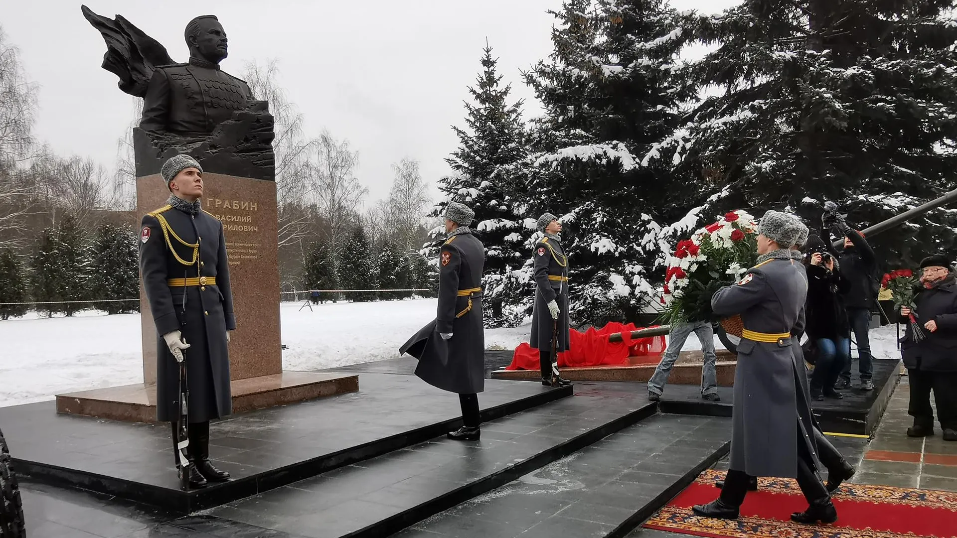 В Королеве открыли памятник Василию Грабину