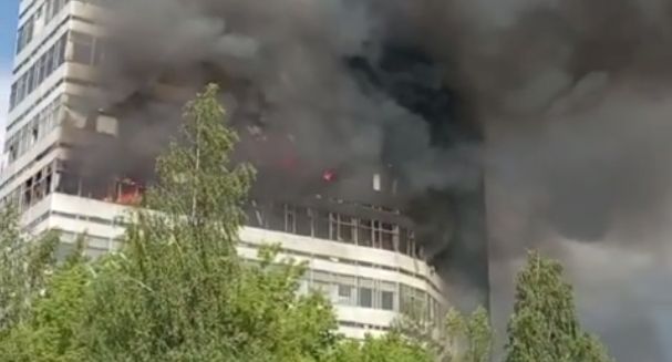 112: два человека упали с восьмого этажа горящего здания во Фрязине
