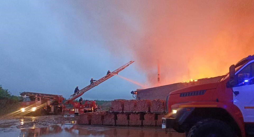 Сотрудники МЧС локализовали пожар на кирпичном производстве в Смоленске