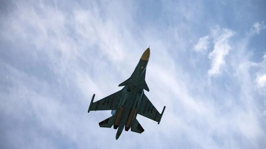 Российский Су-34 атаковал солдат и бронетехнику ВСУ в Курской области