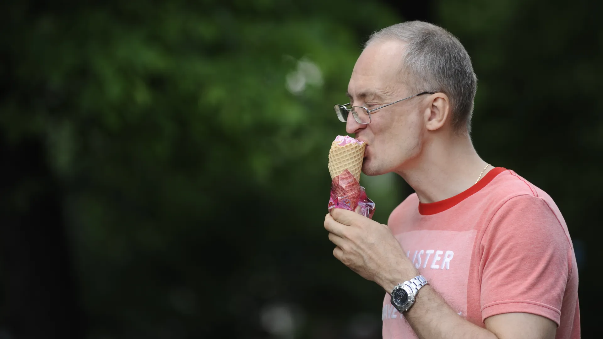 Потребление мороженого увеличивает количество прыщей у человека — врач