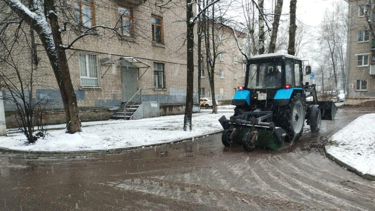 Более 1 тыс дворников ликвидировали последствия снегопада в Балашихе за выходные
