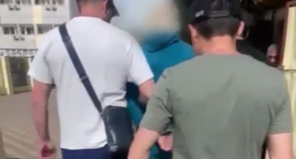 Сочинская полиция задержала наркодилера за прогулку с мертвым дельфином