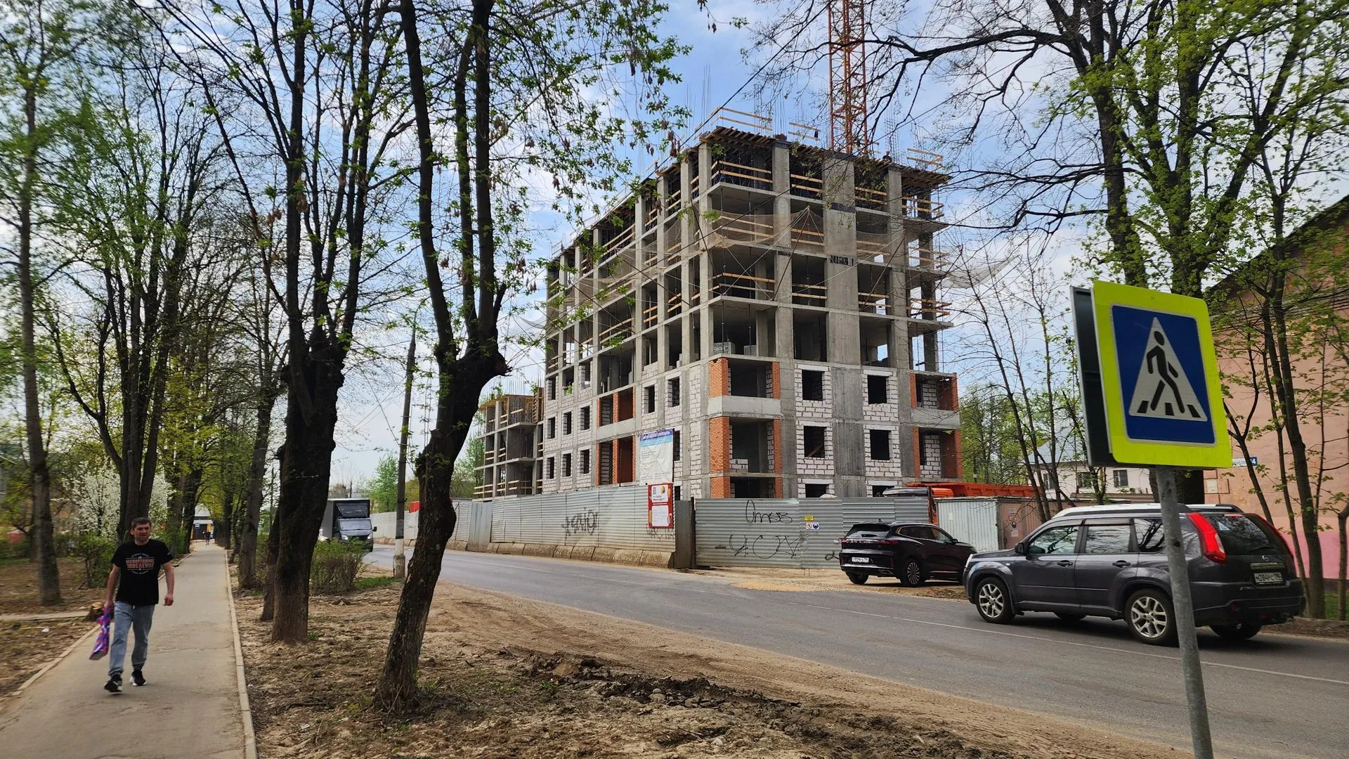 В Подмосковье продолжается строительство дома для переселенцев из аварийного жилья