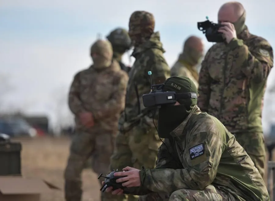 Военнослужащий ВС РФ проходит обучение по полетам на ударных FPV-дронах