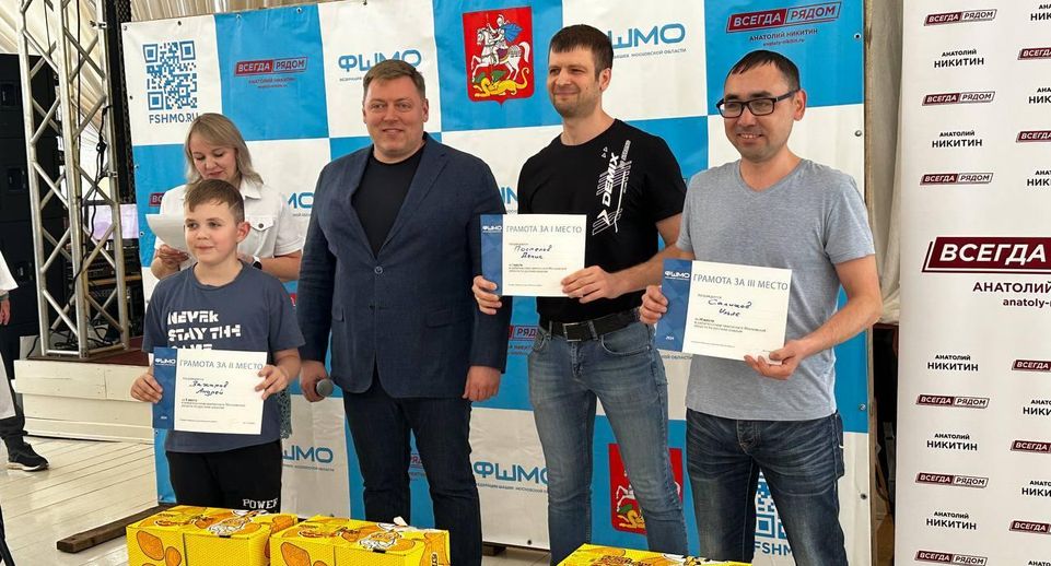 Победитель I этапа Кубка мира по шашкам провел сеанс игры в Подмосковье