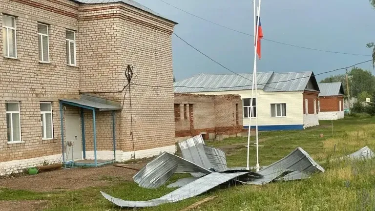 Мощный ураган в Башкирии сорвал крыши колледжа и школы
