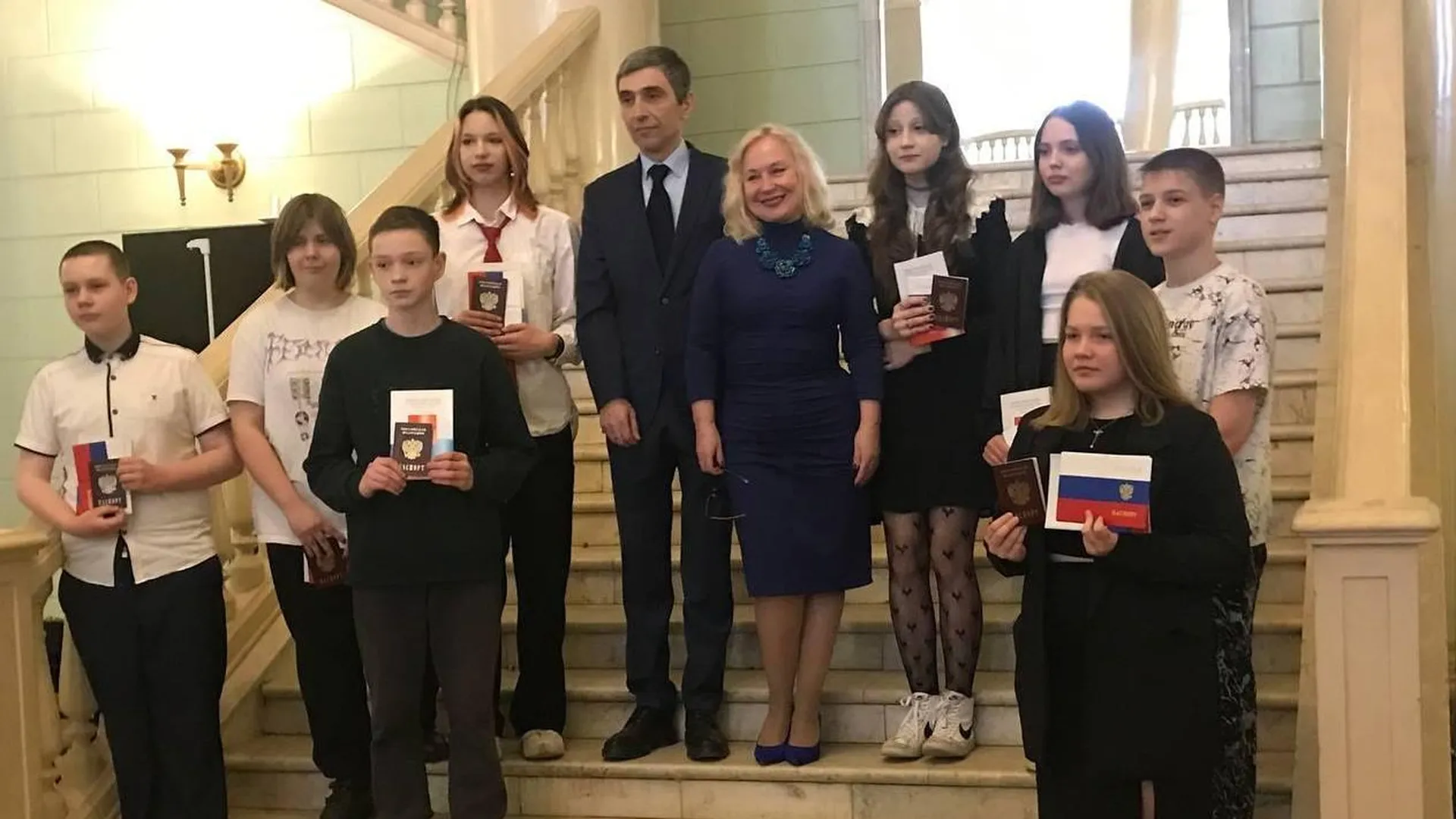 8 юным жителям Жуковского торжественно вручили их первые паспорта в МФЦ округа