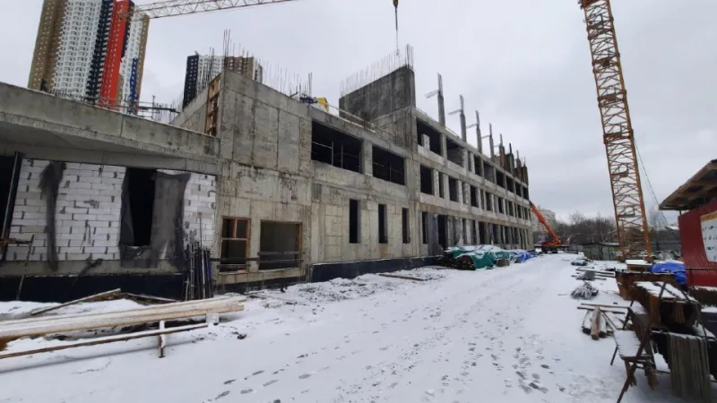 В мкр Павшинская Пойма Красногорска активно строят новую школу на 1 100 учеников