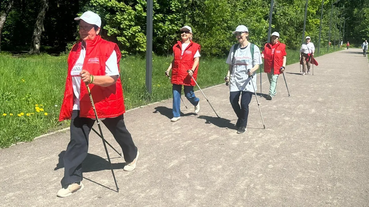 Марафон по скандинавской ходьбе для старшего поколения прошел в Ленинском округе