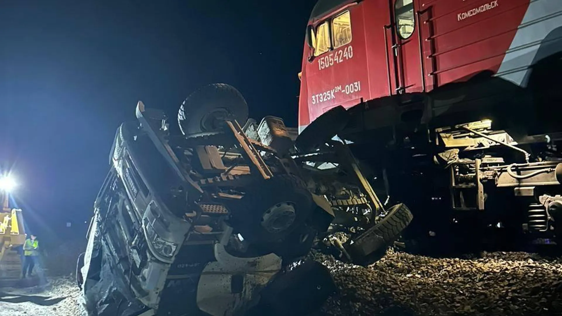 В Хабаровском крае автомобиль столкнулся с грузовым поездом