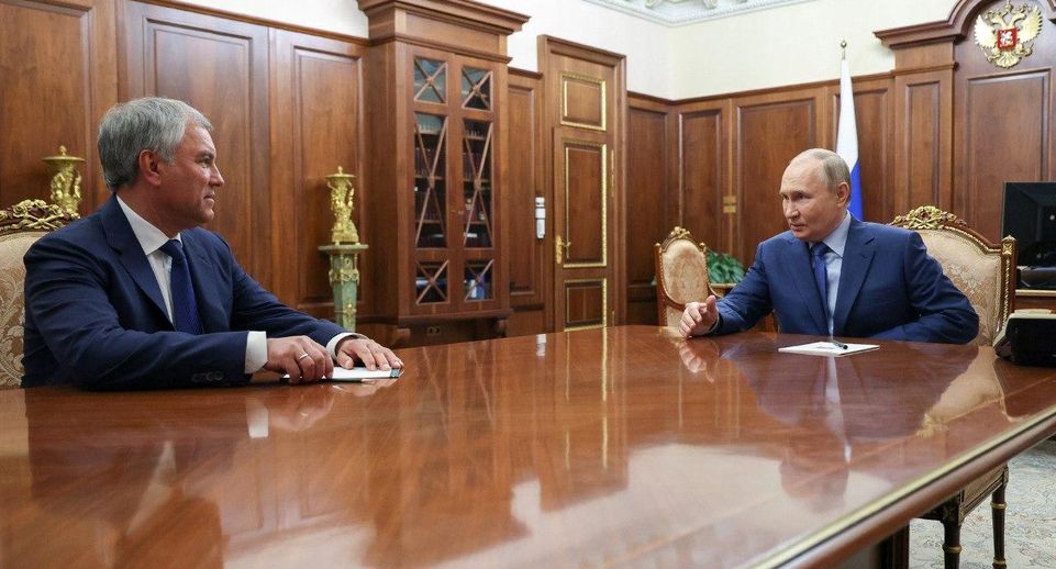 Путин попросил Володина передать теплые слова о Раиси на его похоронах