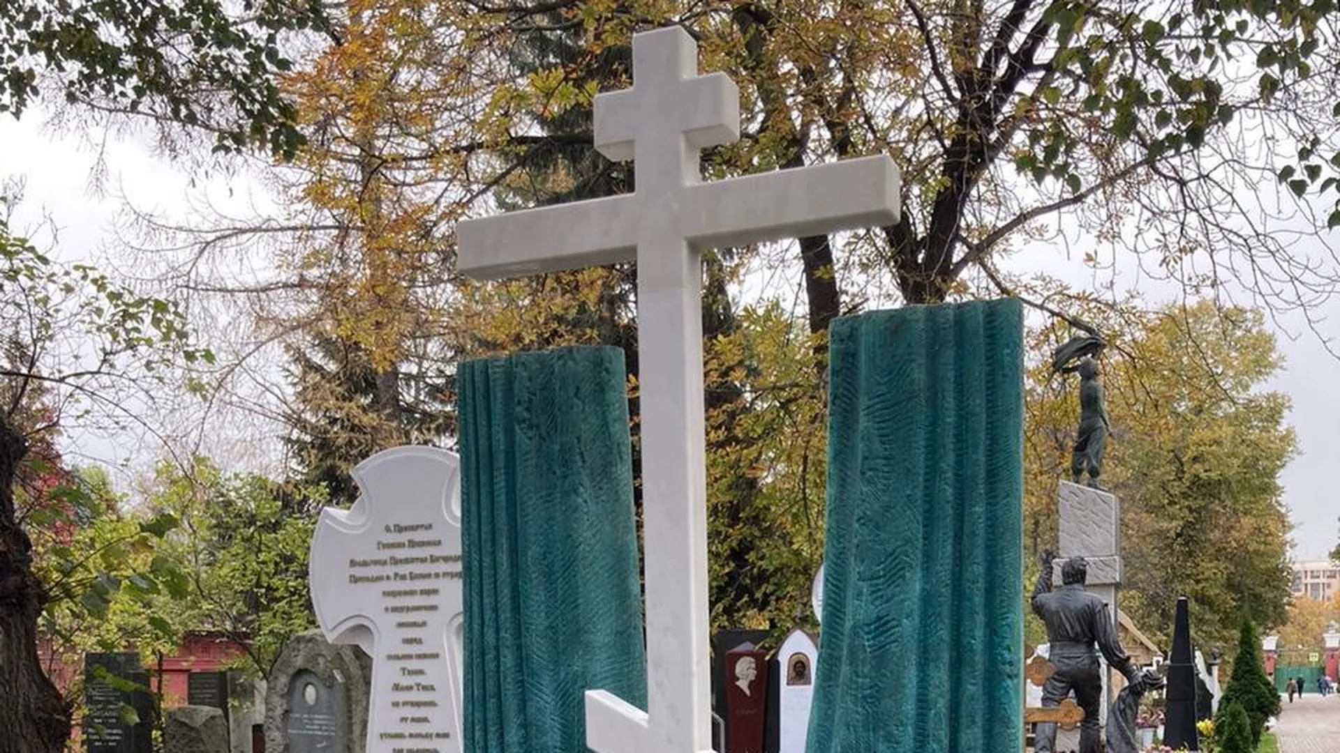 Памятник Марку Захарову открыли на Новодевичьем кладбище в столице
