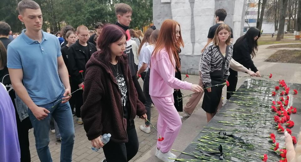 Жители Наро-Фоминска возложили цветы к мемориалу погибших в годы ВОВ