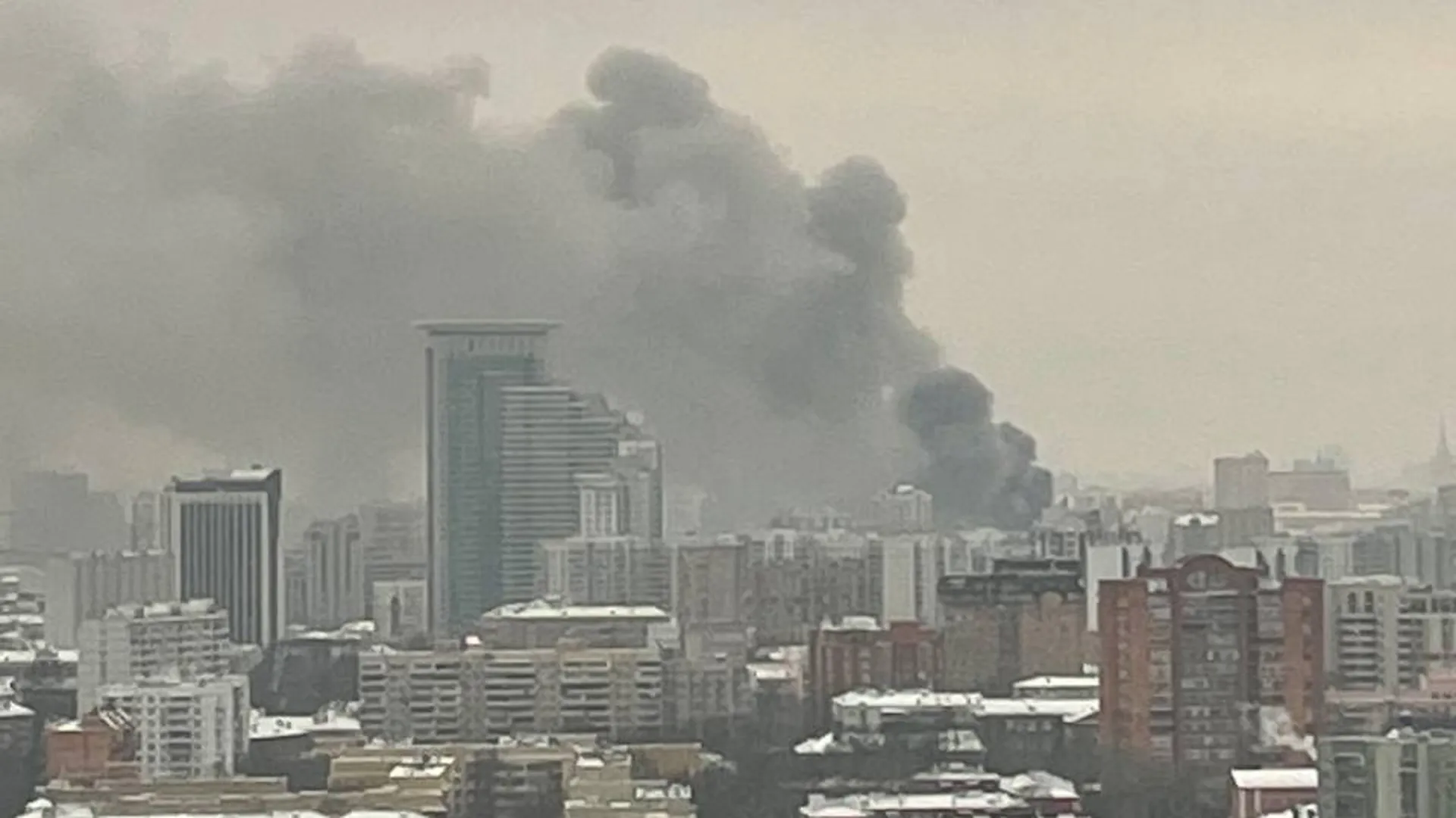 Комсомольская. Горящее здание. Пожар на складе в москве. Пожар на площади трех вокзалов. Пожар в москве ржд сегодня.