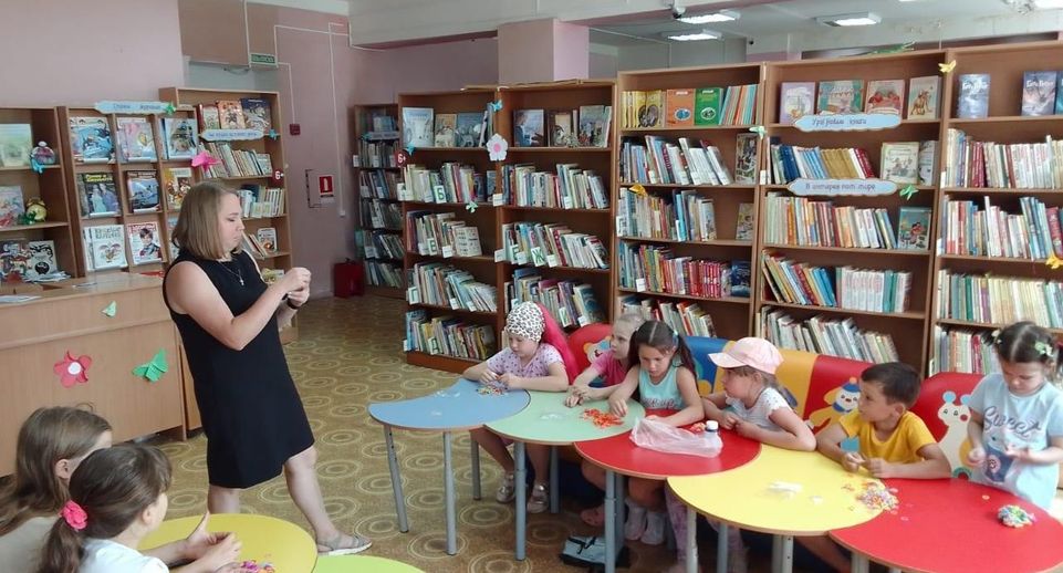 В Рузской библиотеке детей обучицли техникам плетения резиновых украшений