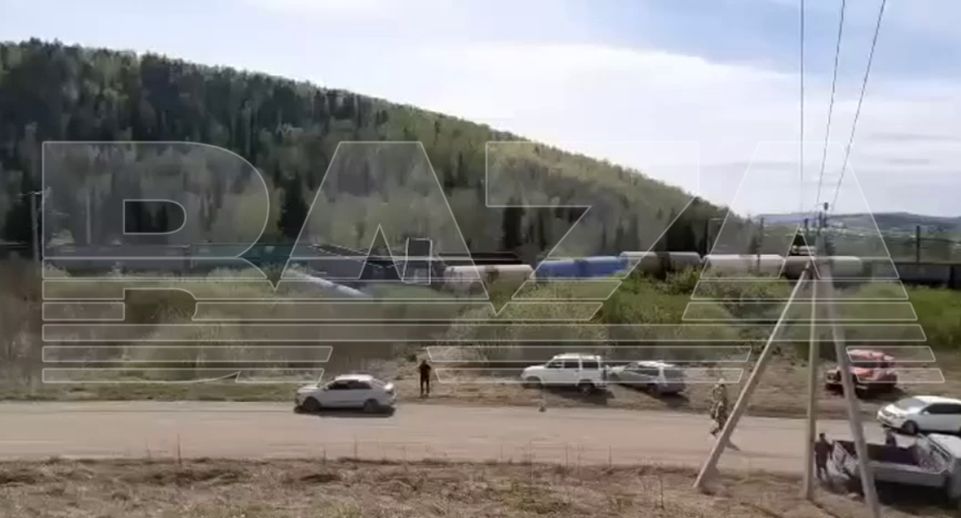 Baza: в Красноярском крае 8 вагонов сошли с путей и снесли линию электропередач