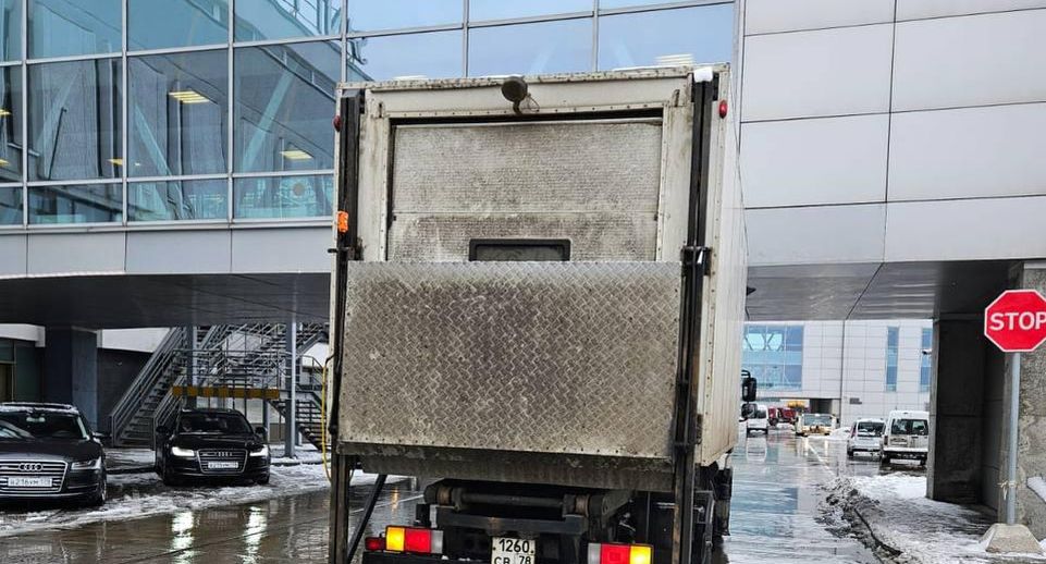 SHOT: грузовик врезался в здание терминала в аэропорту Пулково
