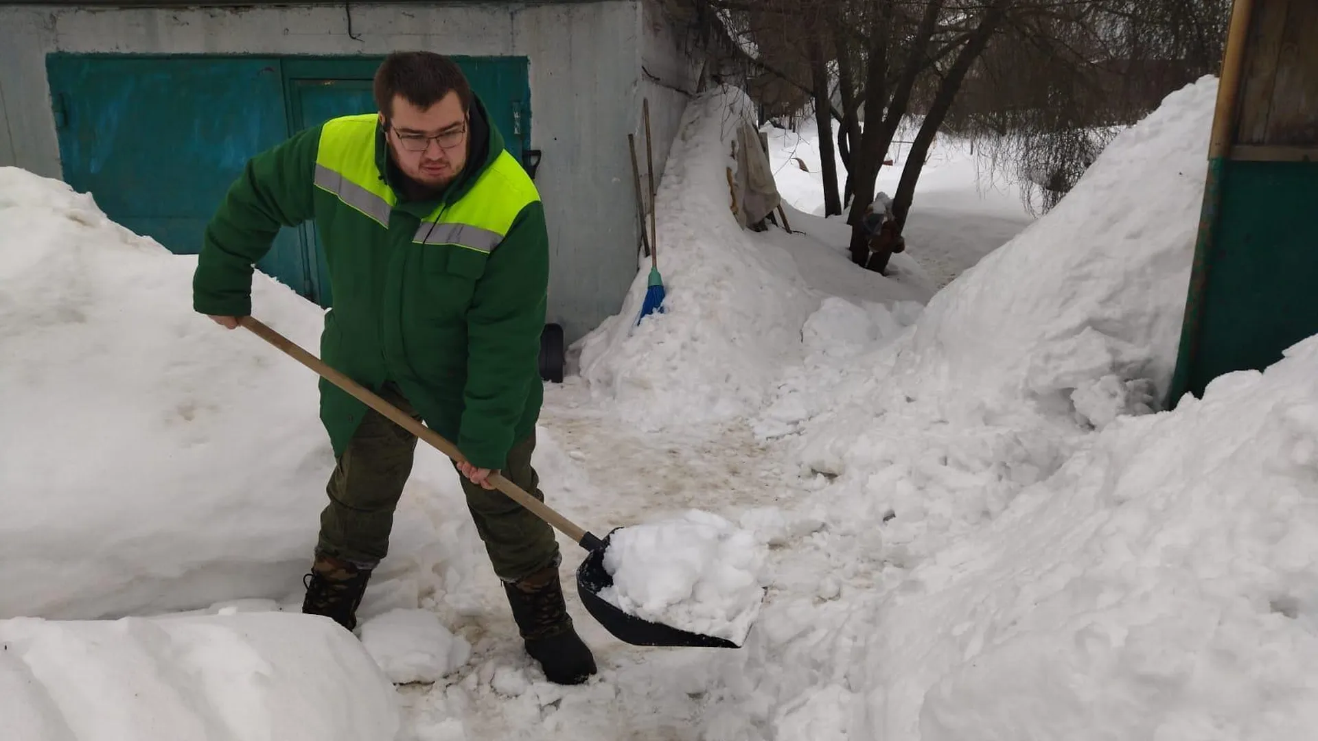 Лесничие Подмосковья помогли пенсионерке убрать снег на участке