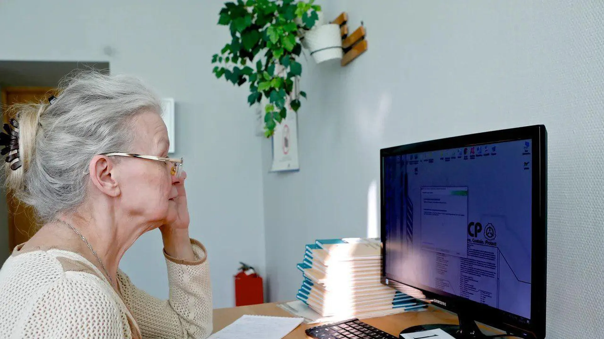 Компьютер для пенсионеров. Обучение компьютерной грамотности пенсионеров. Всемирный день компьютерной грамотности. Компьютерная грамотность. Компьютерные занятия для пенсионеров.