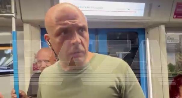 Мужчина выгнал из вагона метро парочку, приняв их за геев