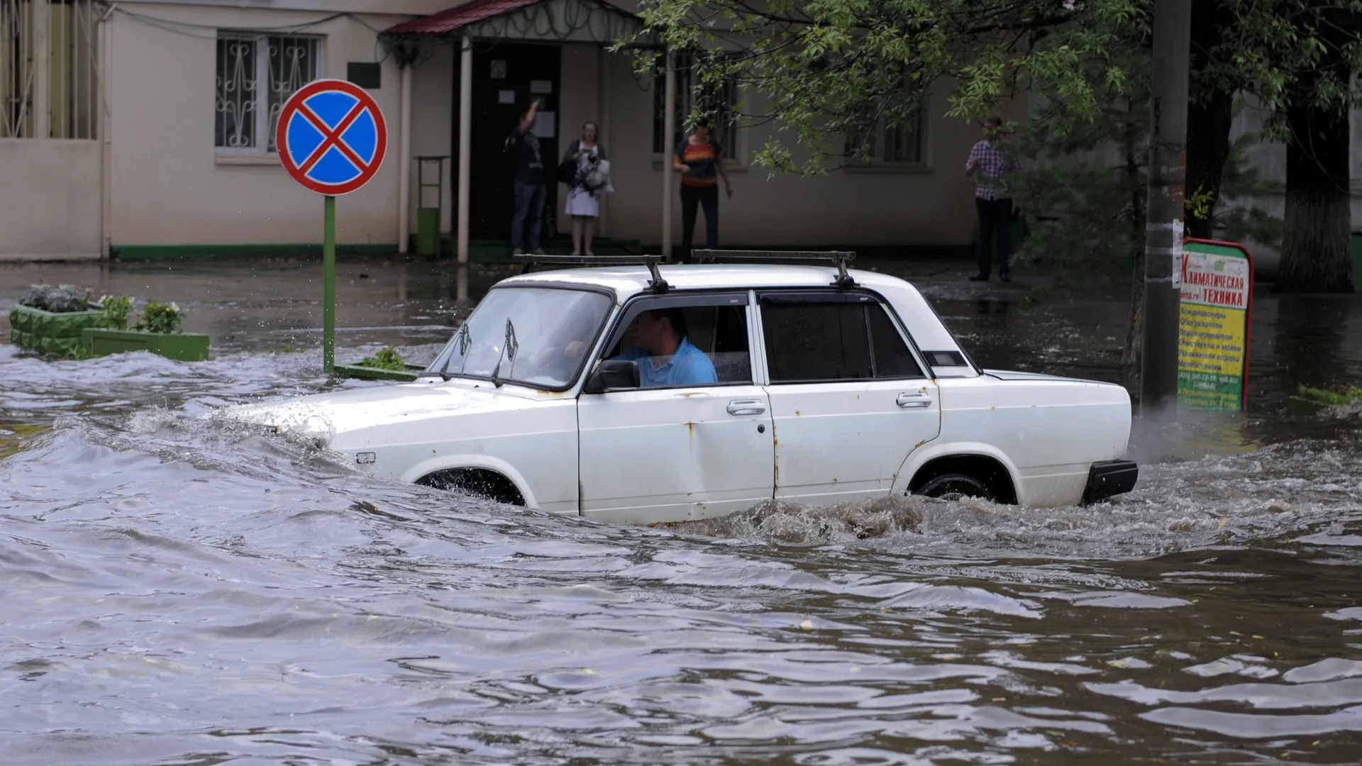 Мужчина проплыл кролем по затопленной улице в Москве | РИАМО