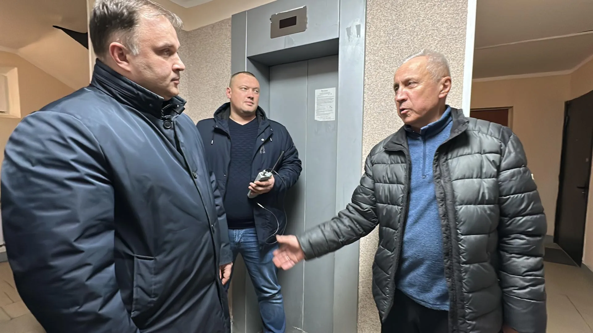 Глава администрации Власихи проверил температуру в подъездах дома № 3 на Солнечной