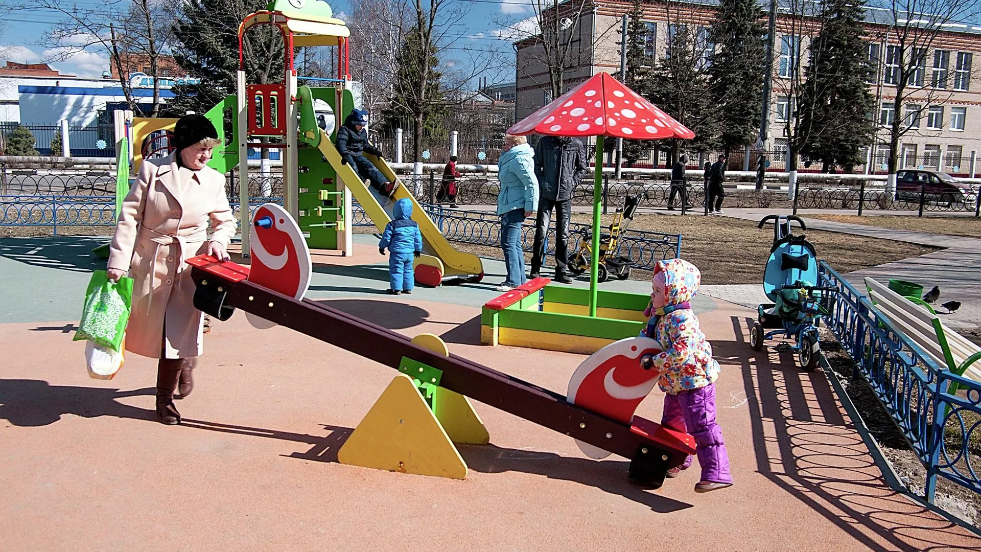 12 детских игровых комплексов установили во дворах Подольска в апреле
