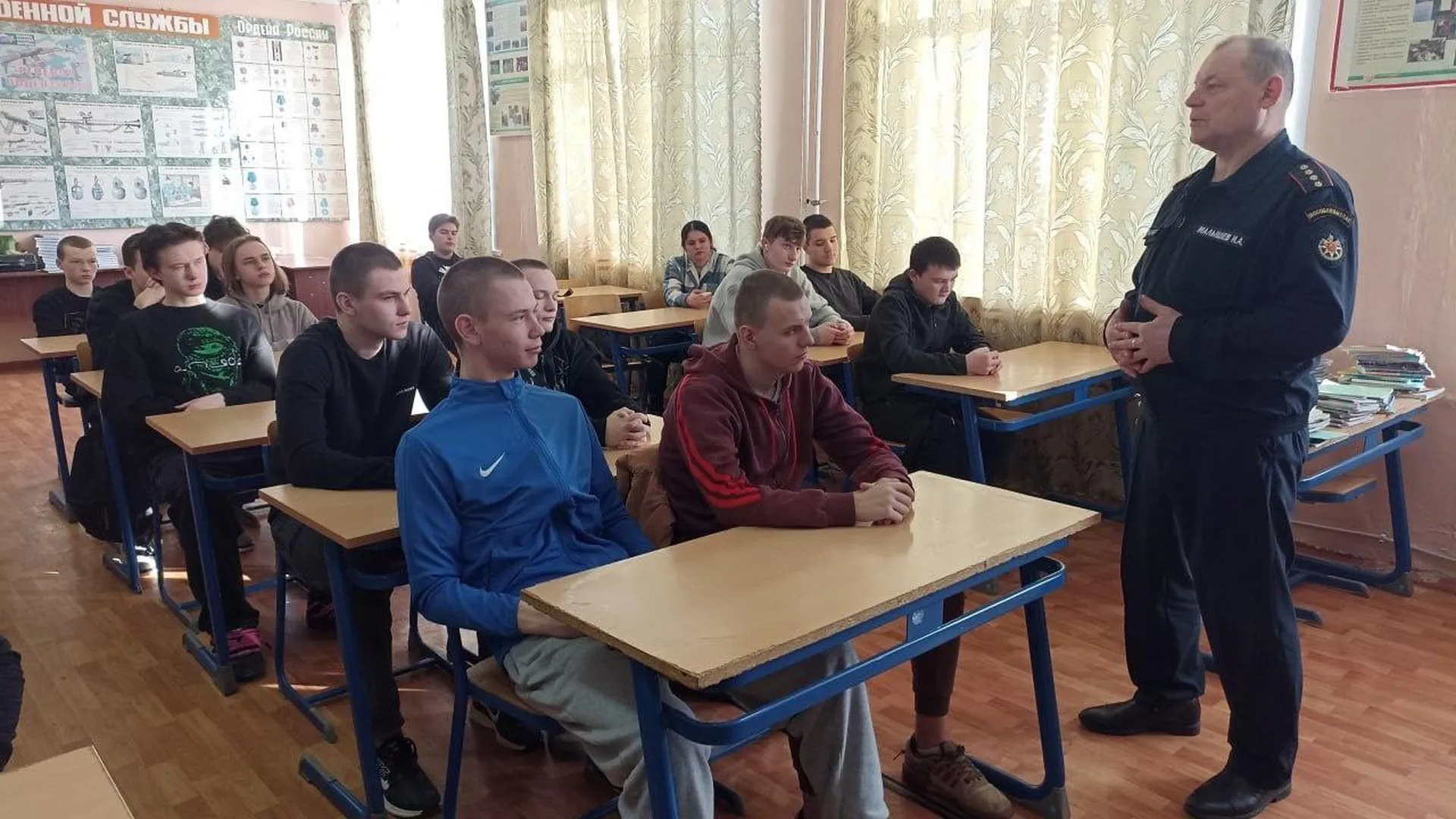 Студентам Дмитрова рассказали правила поведения при чрезвычайных ситуациях
