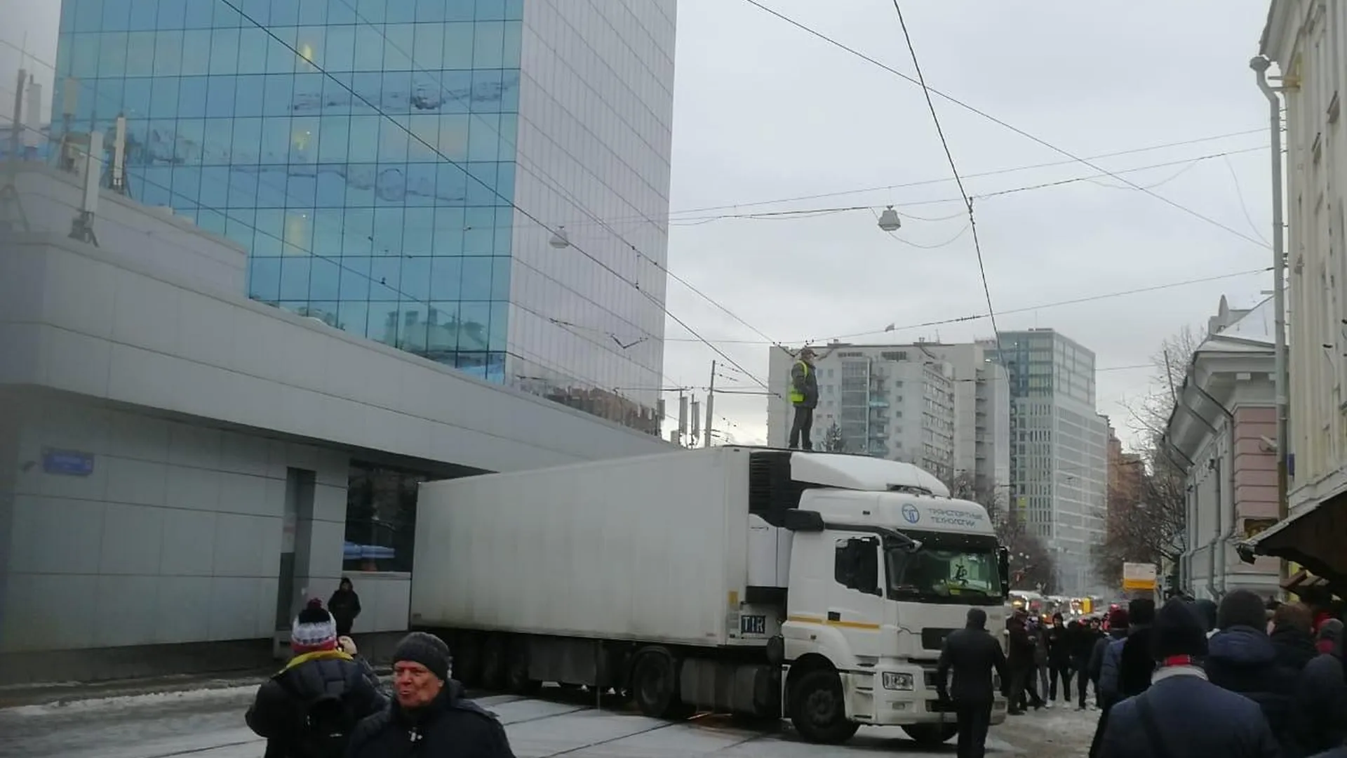 Водитель фуры на полчаса перекрыл движение по Бауманской улице в Москве |  РИАМО