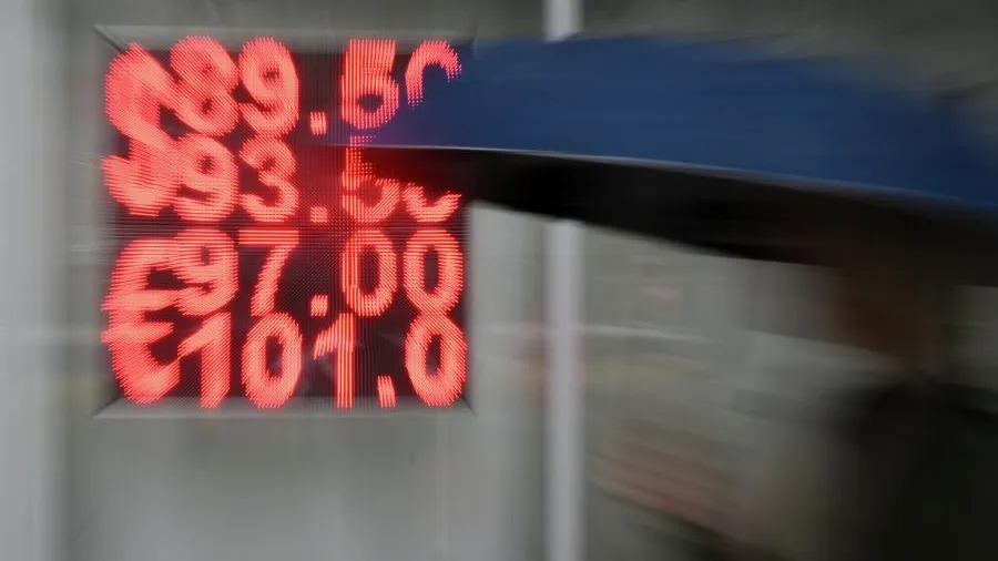 Курс рубля начал снижаться на фоне решения ЦБ повысить ключевую ставку