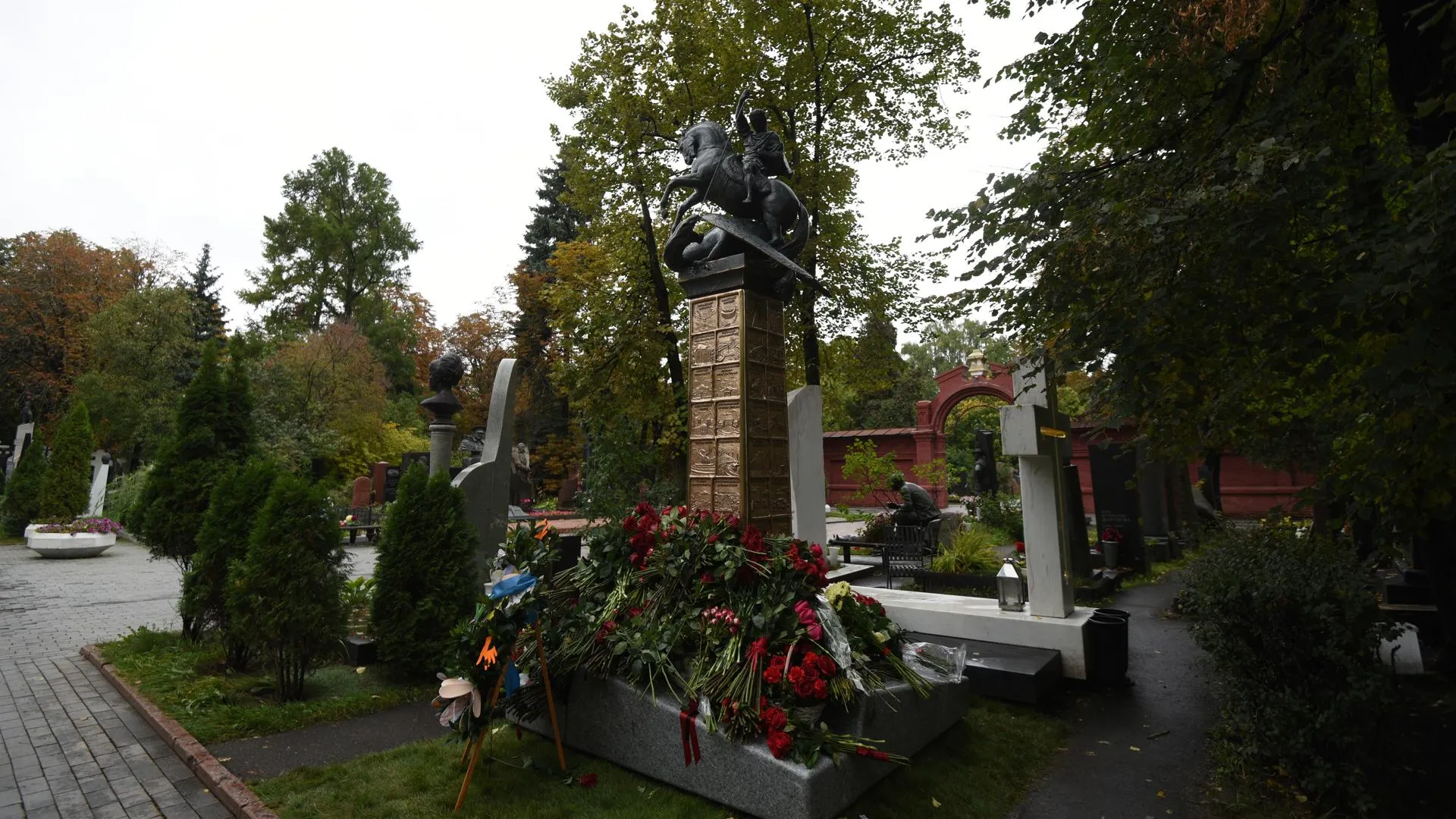 Памятник Лужкову открыли на Новодевичьем кладбище в Москве