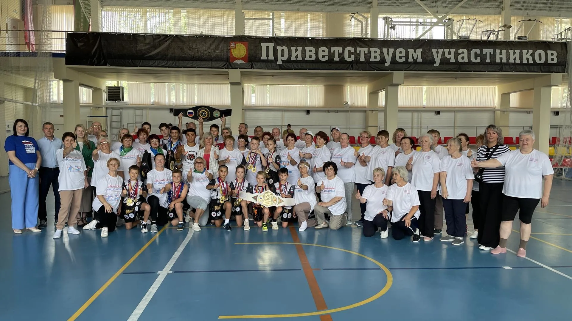 Чемпион мира по тайскому боксу Мирзаев провел мастер‑класс для долголетов из Серпухова