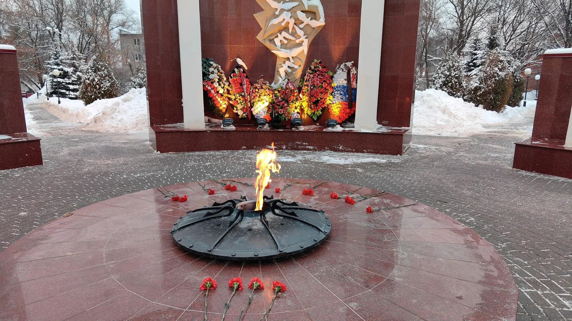 В Щелкове возложили цветы к Вечному огню в годовщину полного освобождения Ленинграда