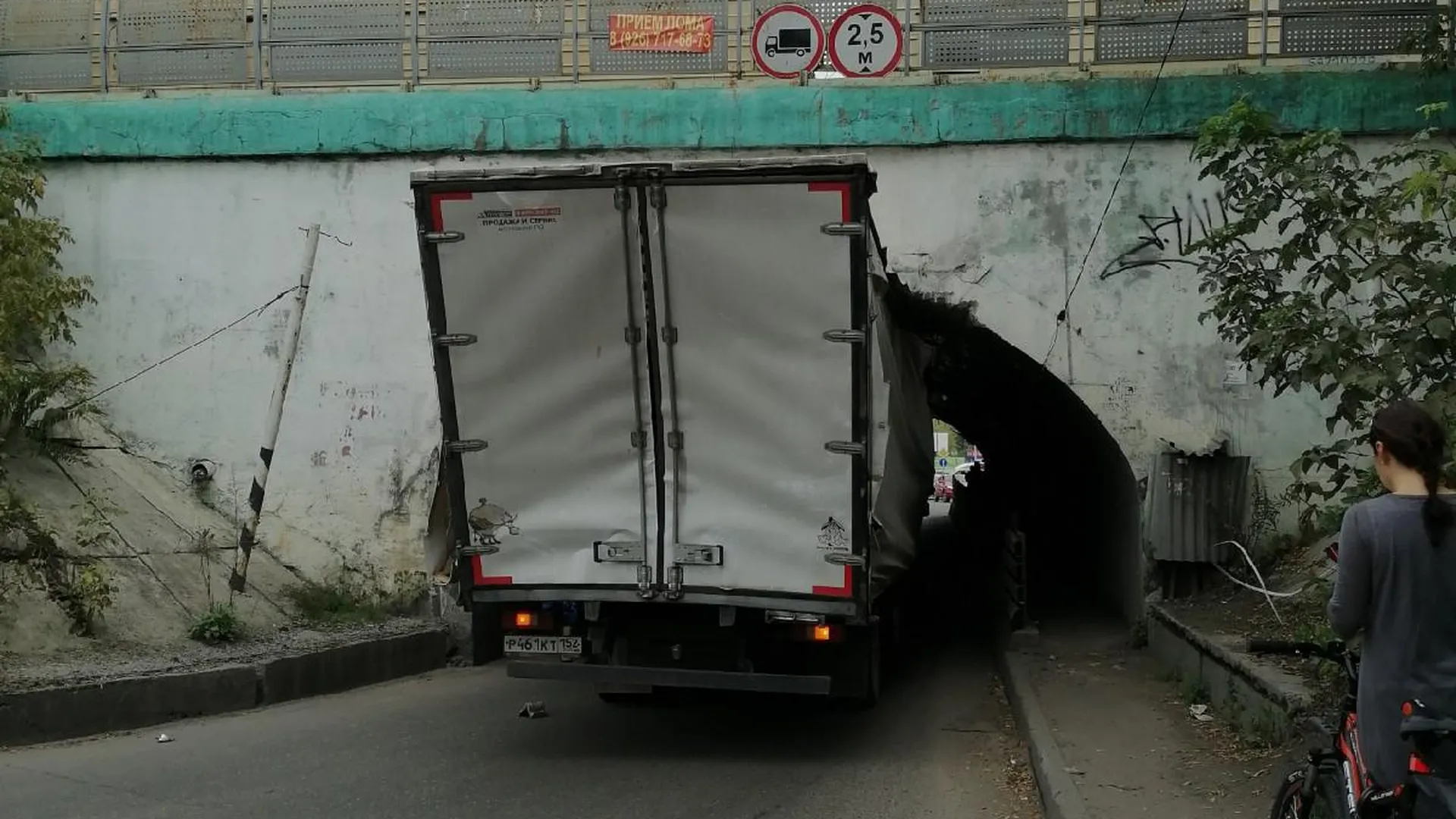 Жд расторгуева. Тоннель в Люберцах. Грузовик застрял в туннеле Люберцы. Высота железнодорожного тоннеля. Высота тоннеля в Люберцах.