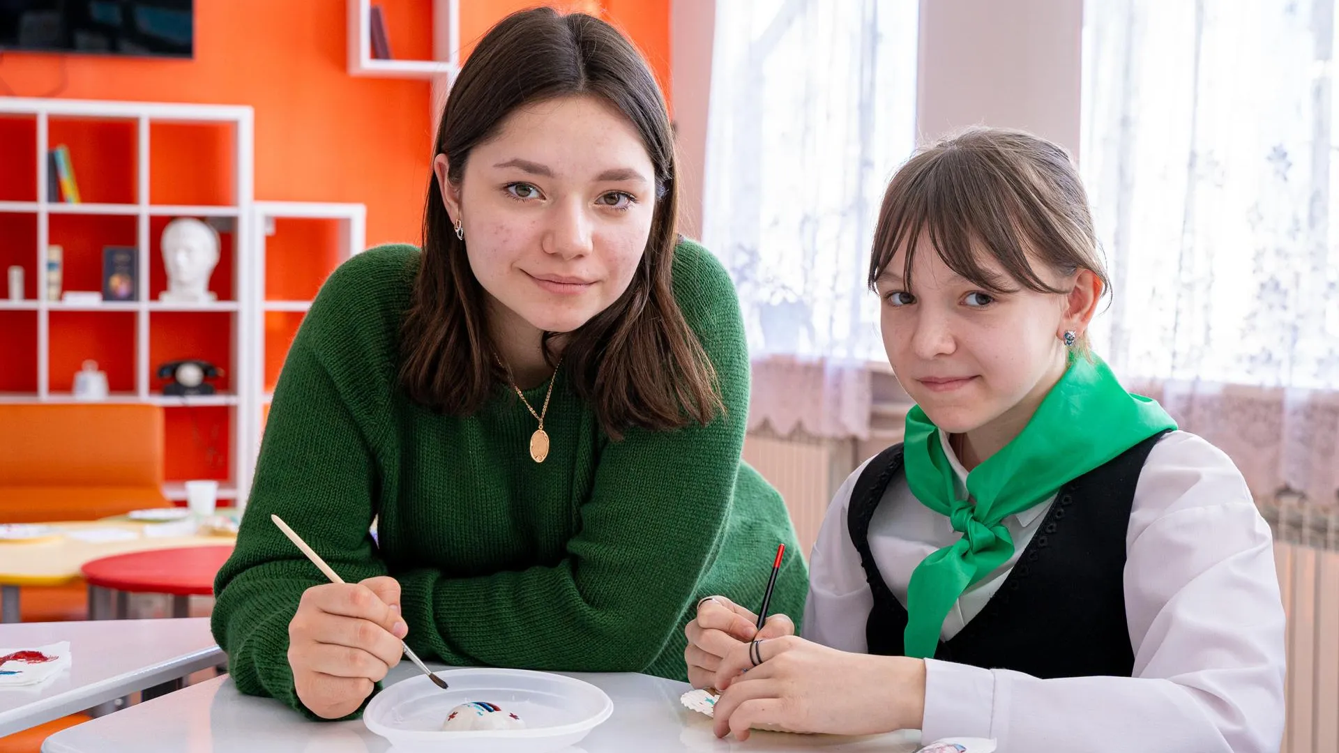 Школьники Подмосковья пишут письма бойцам СВО в рамках акции «Неделя добрых дел»