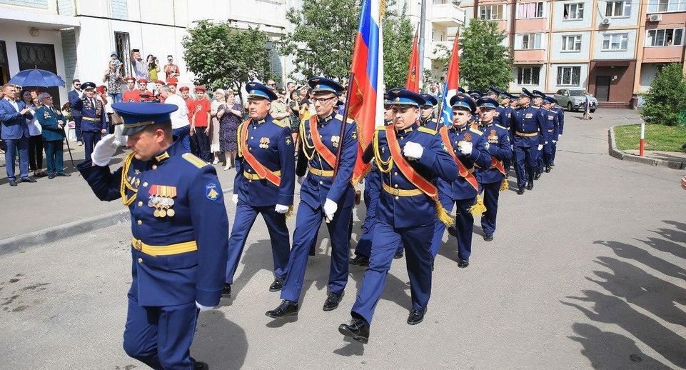 В честь 100-летнего юбилея ветерана в Долгопрудном состоялся парад
