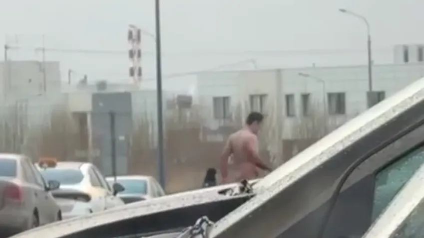 Голый мужчина прогулялся по Щербинке