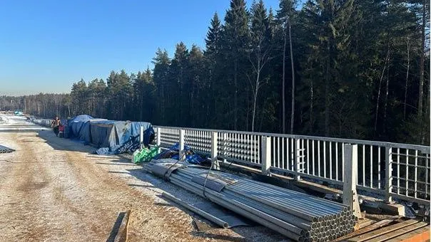 На строящемся путепроводе в Аникеевке приступили к установке барьерного ограждения
