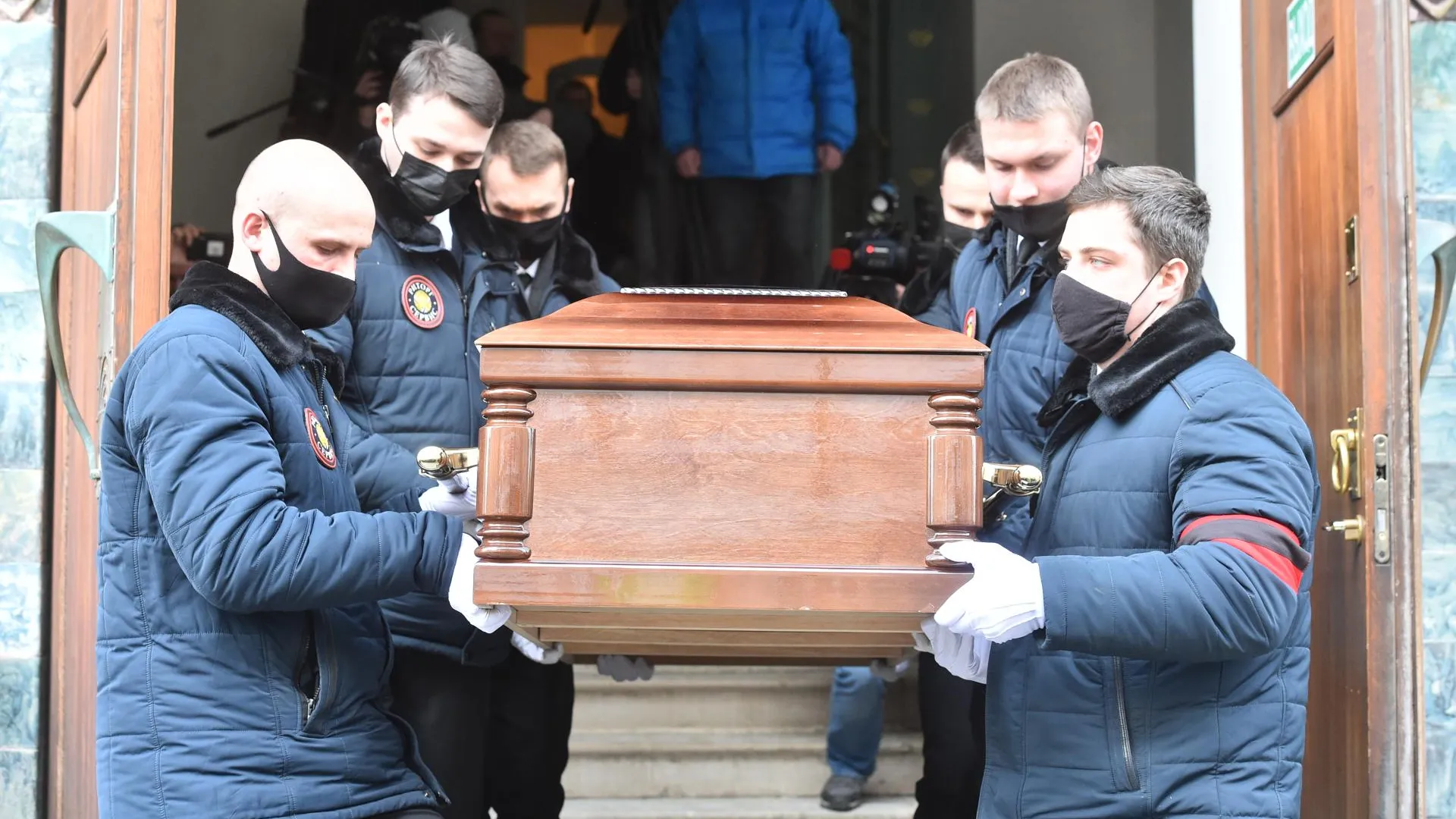 Андрея Мягкова похоронили на Троекуровском кладбище в Москве