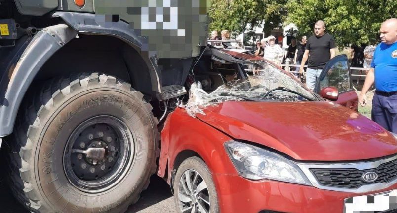 Военный грузовик протаранил легковушку в Новошахтинске Ростовской области