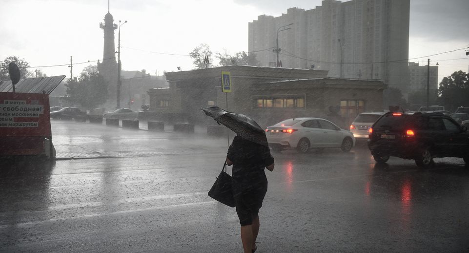 Дождь, гроза, град и сильный ветер сохранятся в Москве до конца дня