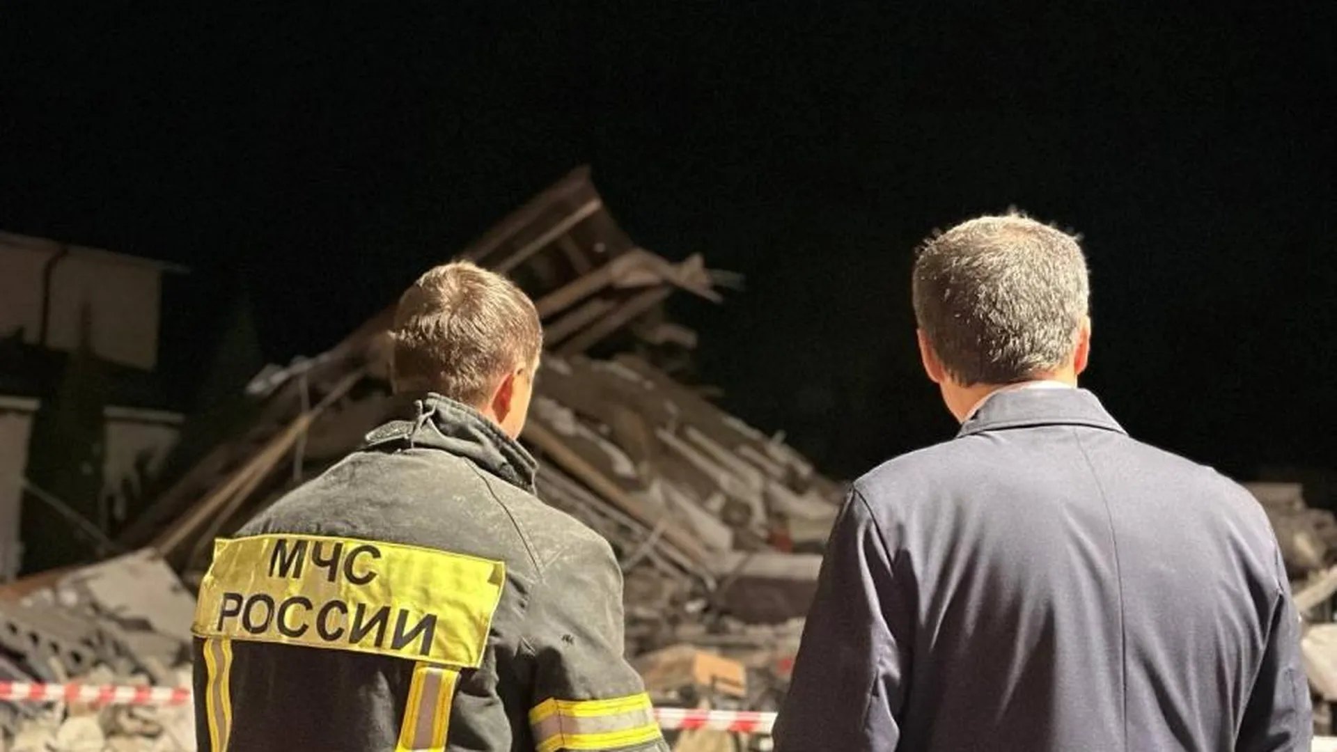 Спасатели проводят поисково-спасательные работы на месте обрушения дома в Белгороде