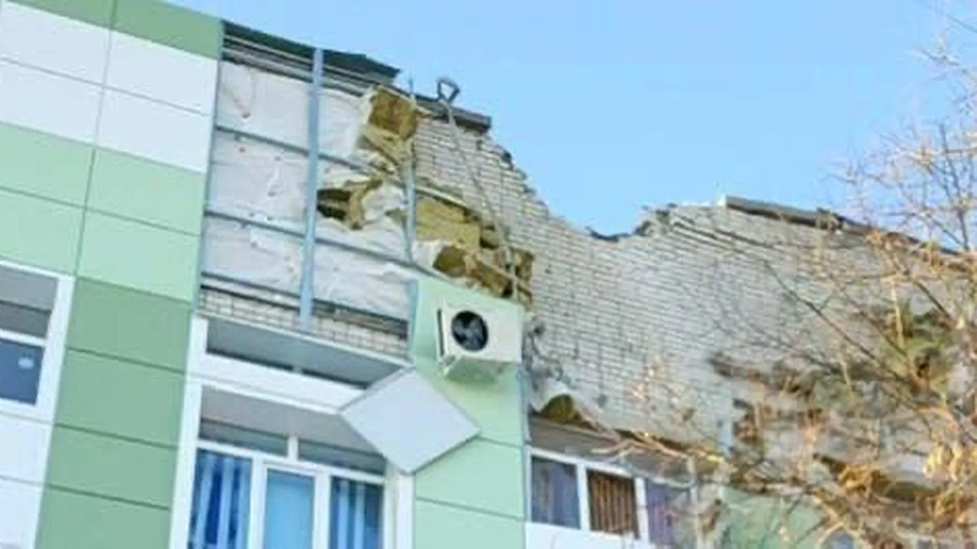 В Сети появилось фото поврежденного обломками дрона здания поликлиники в Курске